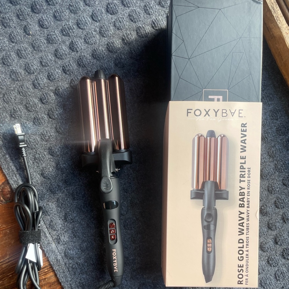NWOT FOXYBAE Rose Gold Wavy Baby Triple Waver